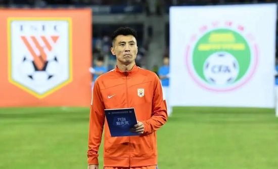 迪翁古司职防守型中场，今年曾代表塞内加尔参加U17世界杯，他将在2024年6月正式加盟切尔西。
